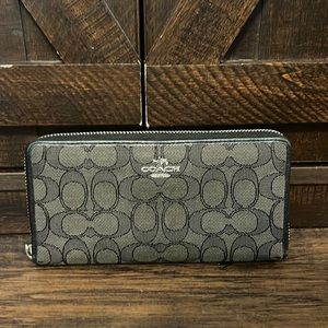 Authentic coach wallet, excellent condition. Black.
